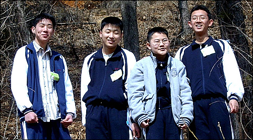 2004년 1학년 입학식 후 수련회에서 경현이(오른쪽에서 두번째)와 함께 한 친구들(왼쪽부터 원석, 창수, 종혁). 